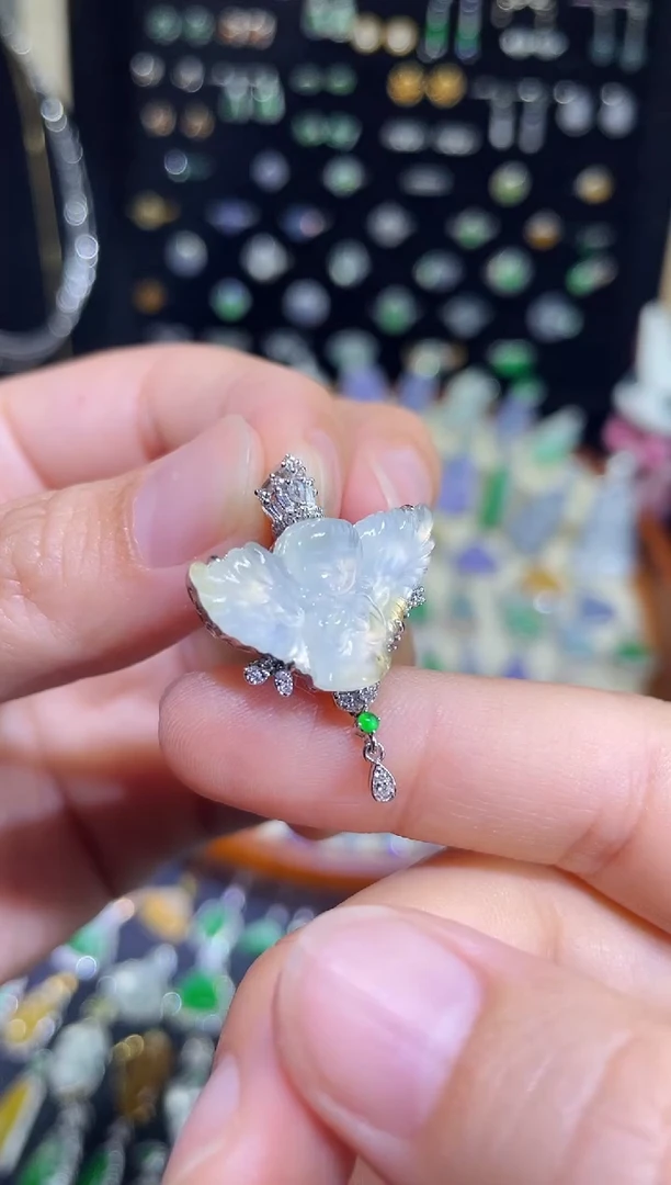 翡翠18K金镶嵌颈饰 玻璃种黄翡花仙子吊坠