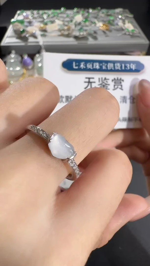 吊坠(不含链)未镶嵌翡翠?**蜂【无鉴赏不退换】