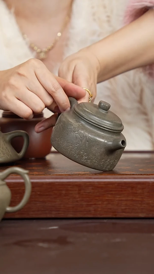 茶壶紫砂蟹壳青刻绘德中