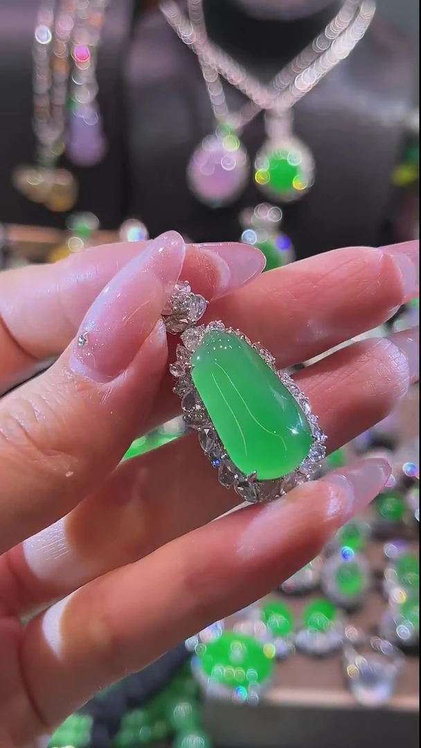 翡翠18K金镶嵌颈饰吊坠