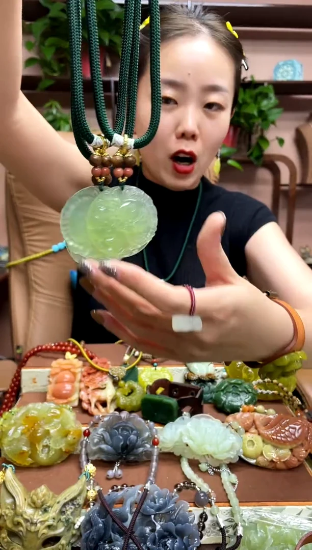 未镶嵌岫玉吊坠多样性发货发其中之一