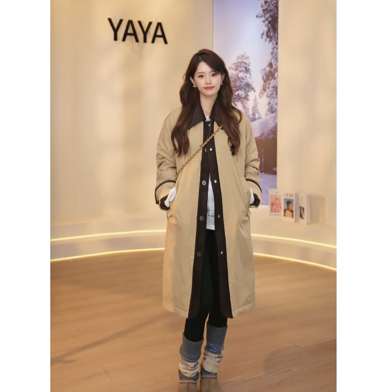 YAYA/鸭鸭巴恩风女翻领拼灯芯绒领长款宽松型冬季风衣羽绒服