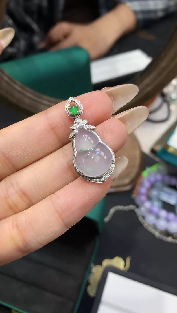 18K金镶嵌挂件翡翠葫芦