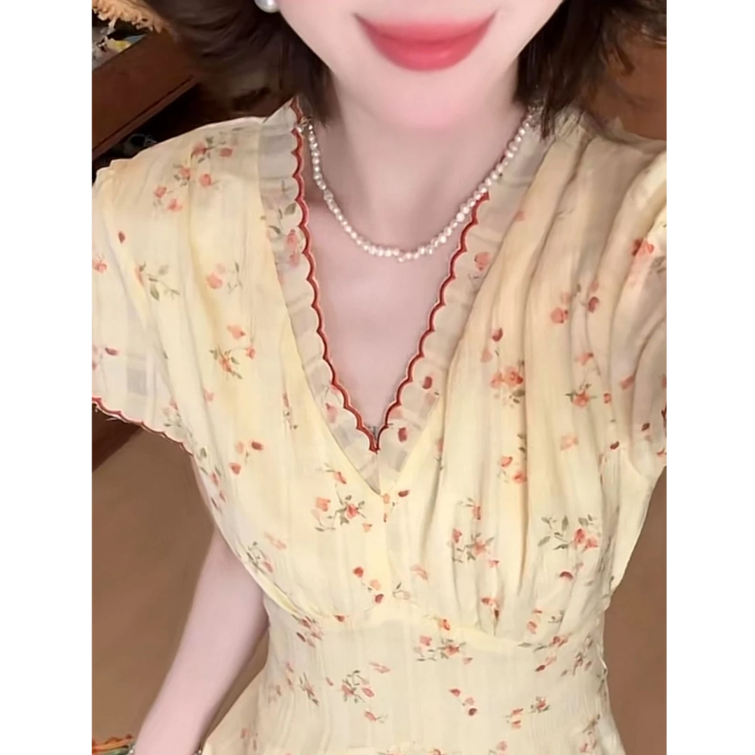 2025纯欲气质V领小岛蔷薇碎花显瘦小众设计感连衣裙