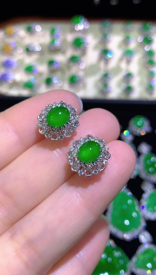 18K金镶嵌翡翠耳饰高冰满绿起光蛋面耳钉