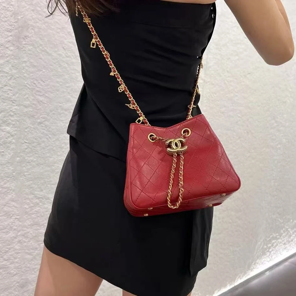 99新 Chanel/香奈儿 5569|香奈儿埃及水桶迷你斜挎包徽章水桶牛皮