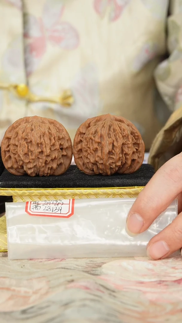 【闪购商品】文玩核桃把件一代楼