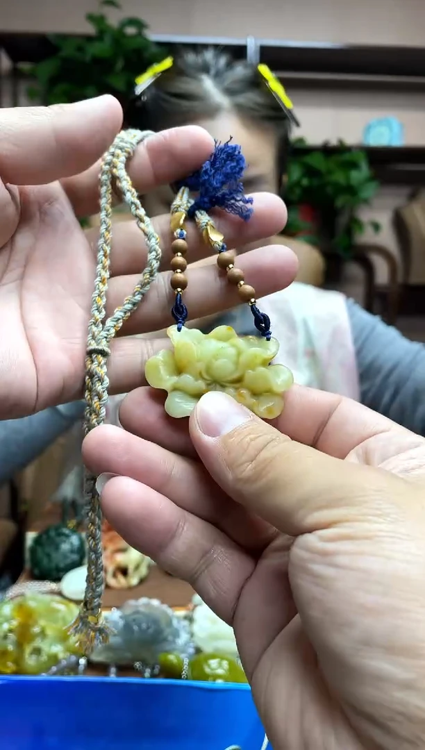 未镶嵌岫玉颈饰·