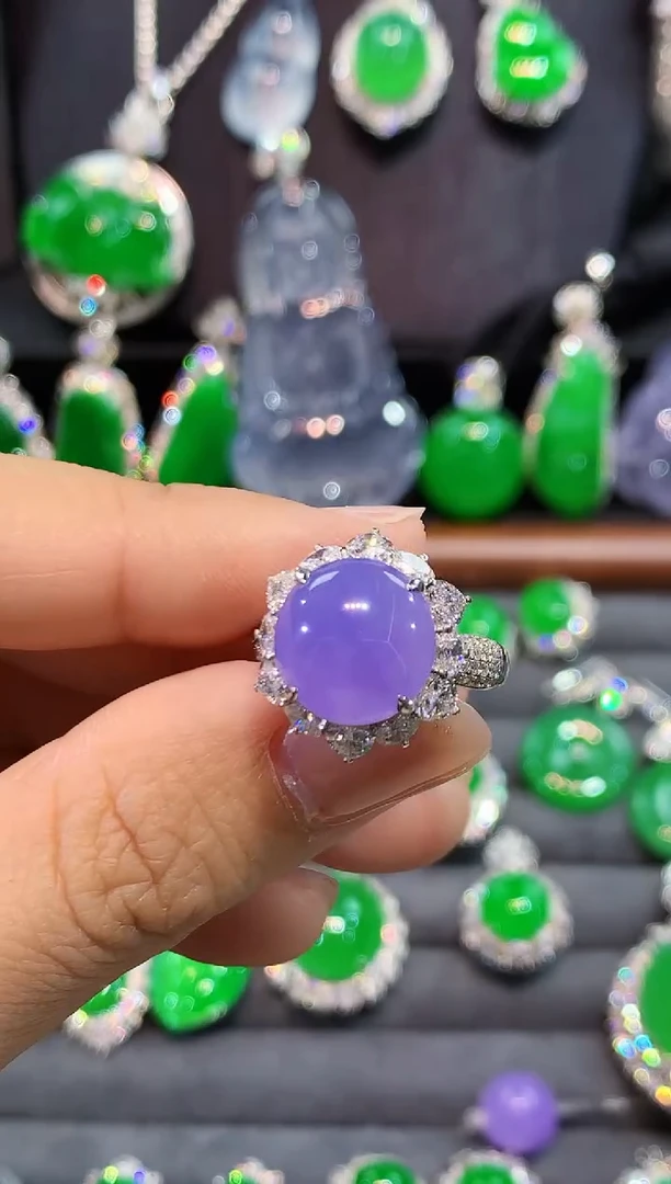 18K金镶嵌戒指翡翠戒指