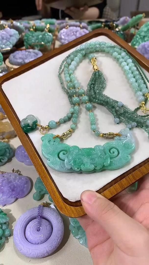颈饰未镶嵌翡翠吊坠