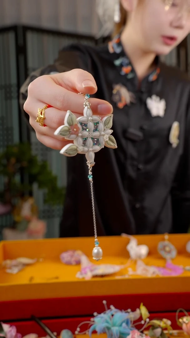 刺绣五**道非遗苏绣绒花