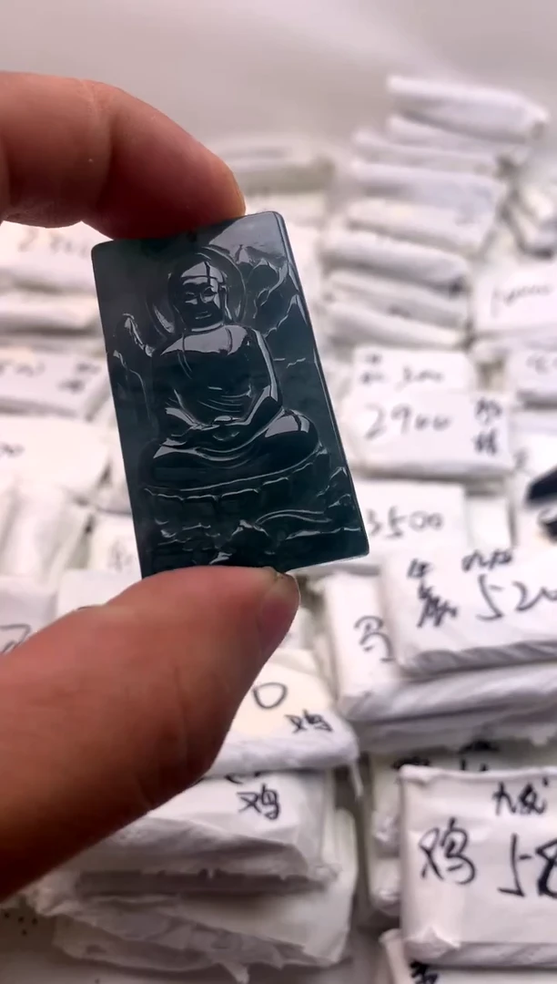 翡翠未镶嵌颈饰大日如来