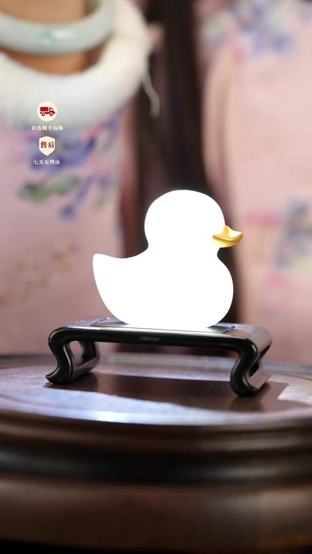 云南石荔枝白雕刻：快乐鸭摆件