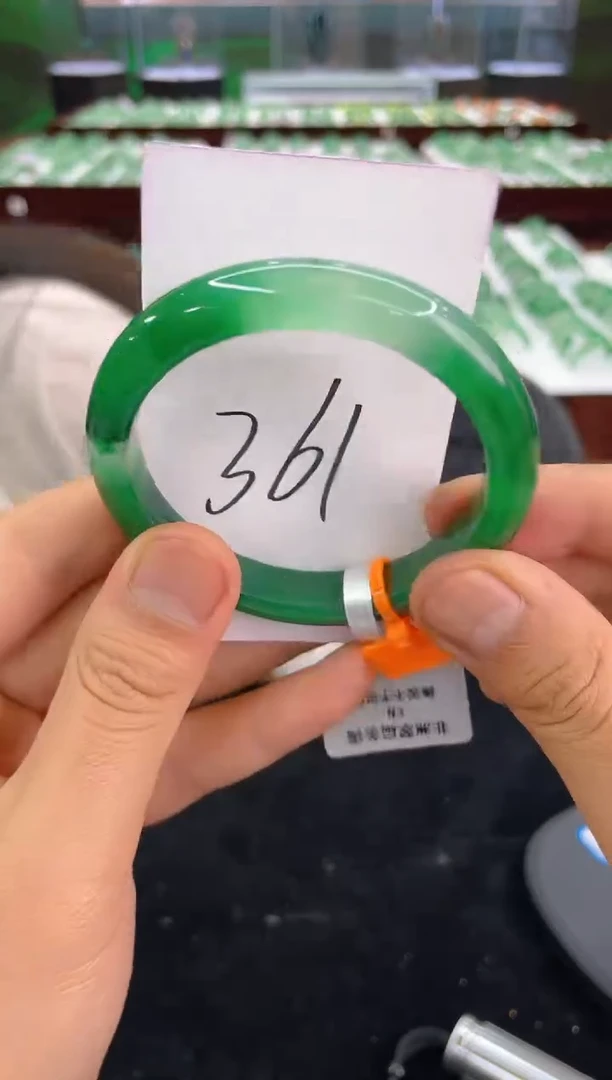 石英质玉手镯未镶嵌飘花手镯