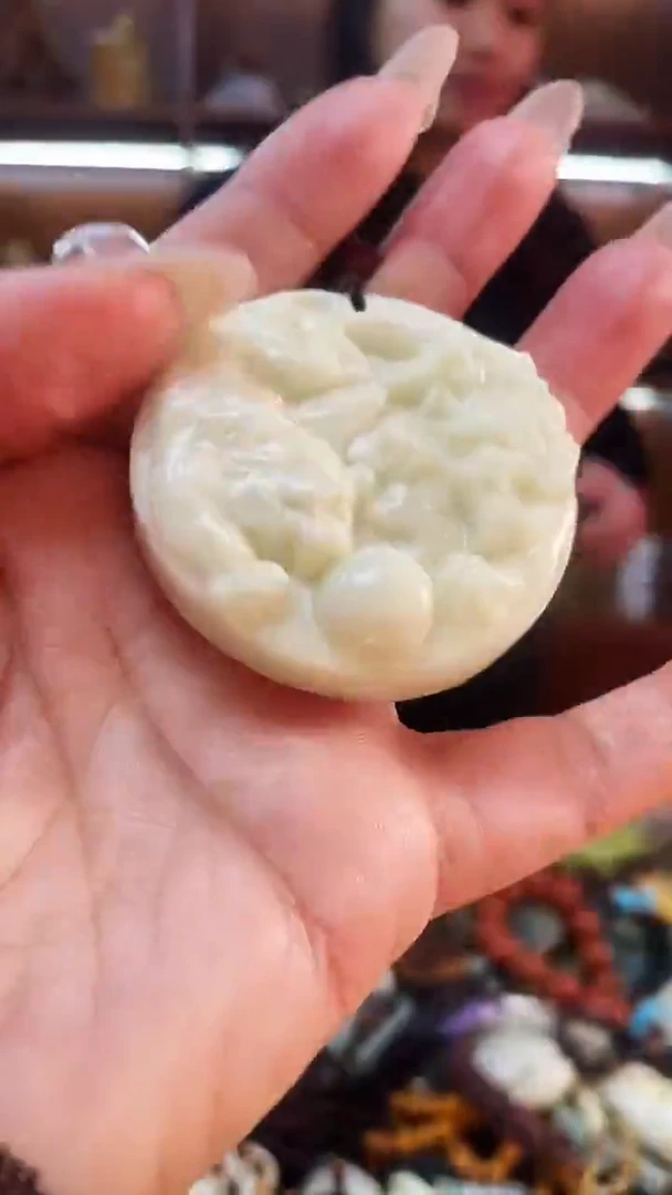 未镶嵌蛇纹石玉吊坠