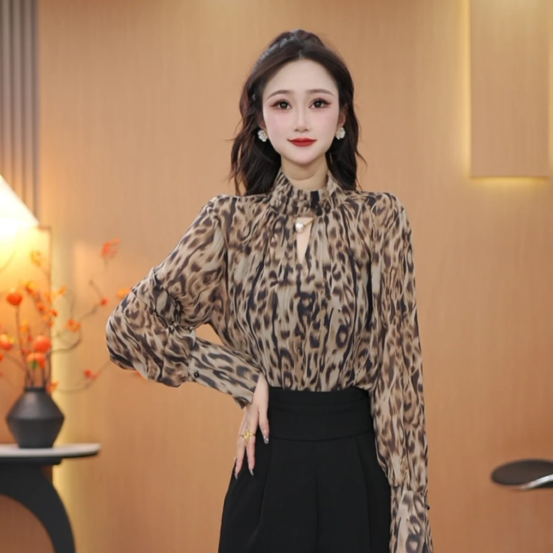 【星期衣】2025新款独特小众时尚百搭设计感V领镂空褶皱长袖上衣女