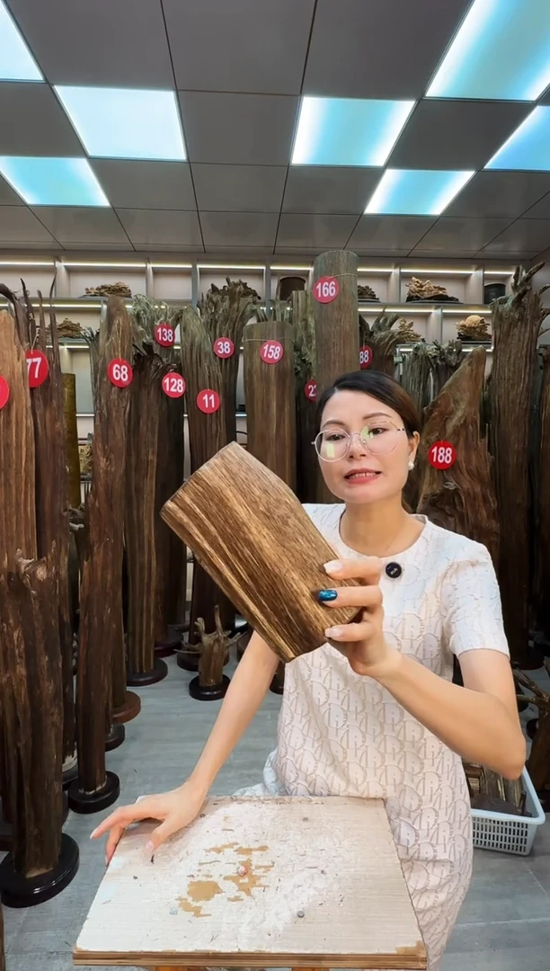 沉香碎屑沉香沉香原料摆件工艺品一百元以上带底座