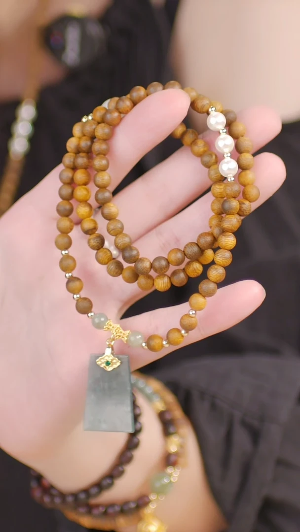 未镶嵌手串翡翠（三圈黄奇楠0.6+蓝水无事牌）