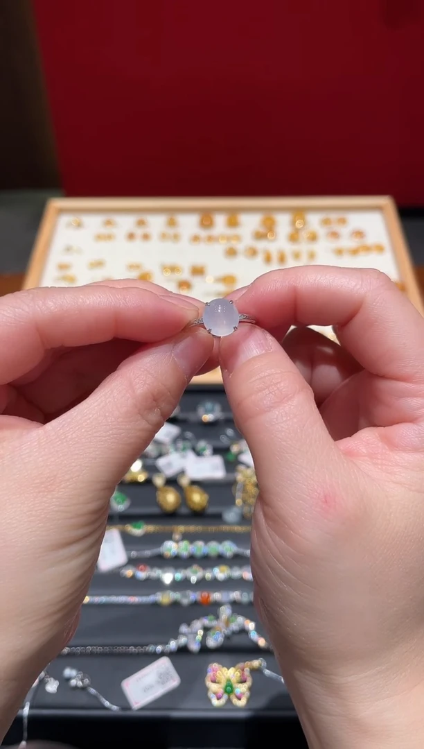 颈饰银S925镶嵌翡翠白冰蛋面戒指