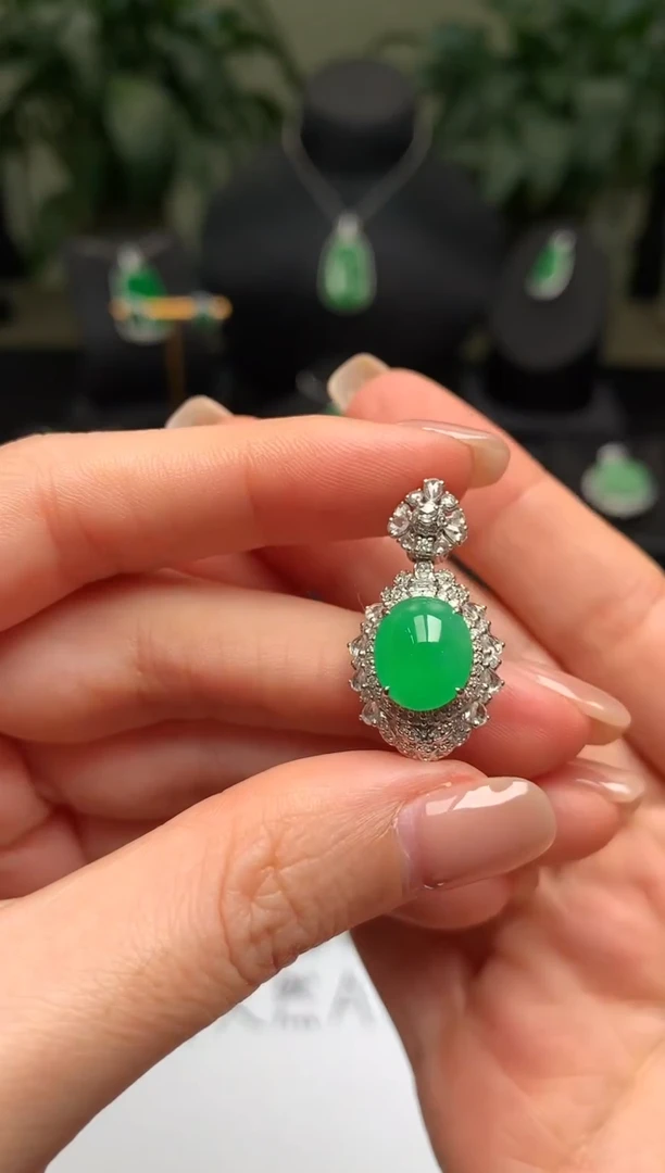 颈饰18K金镶嵌翡翠蛋面