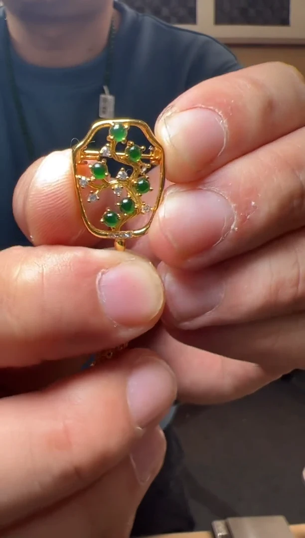 【闪购商品】翡翠吊坠(不含链)银S925镶嵌天然A货翡翠危料绿蛋面