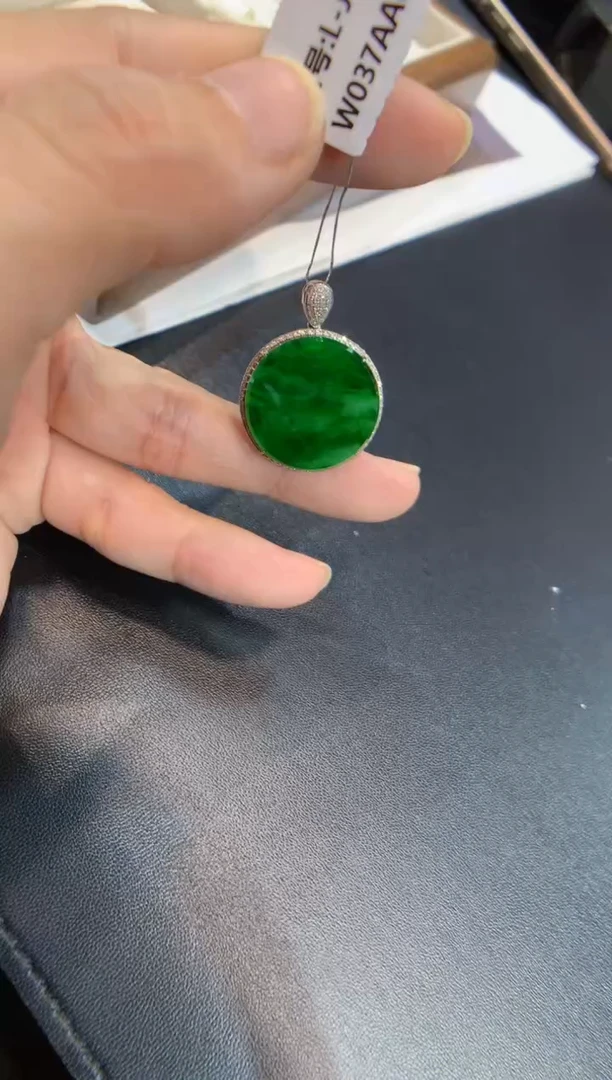 颈饰18K金镶嵌翡翠无事牌