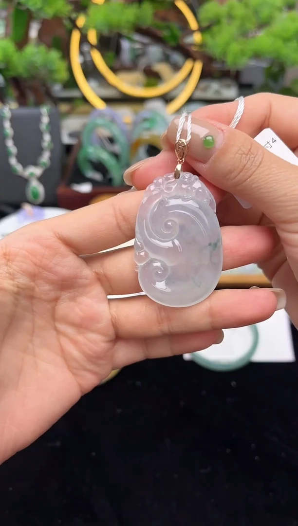 颈饰18K金镶嵌翡翠吊坠