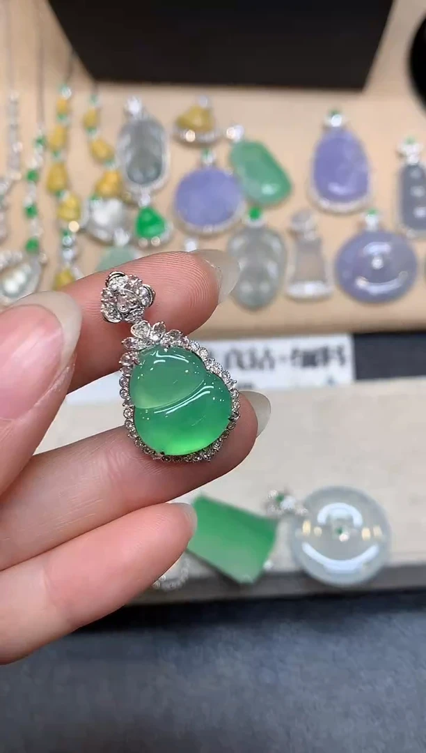 颈饰18K金镶嵌翡翠葫芦【无服务费