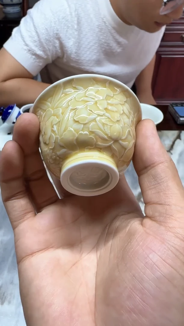 天义华 柴窑黄釉雕刻万花小压手杯