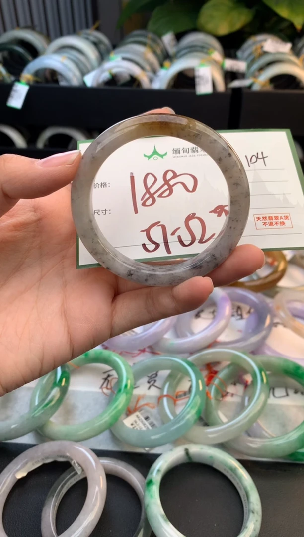 未镶嵌定制翡翠毛货需精细抛光+多人