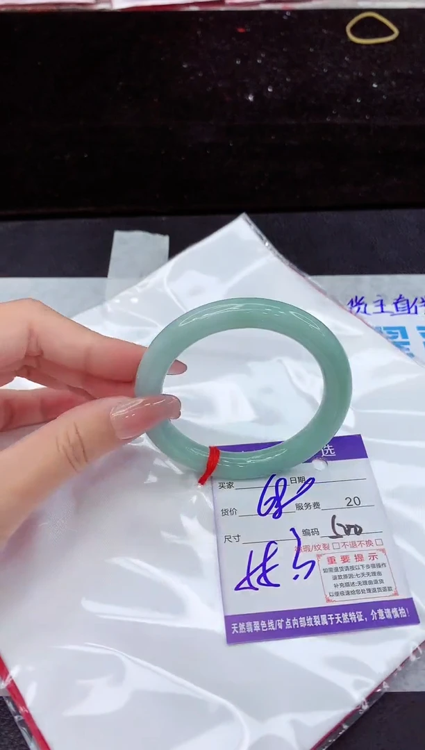 翡翠手镯未镶嵌1