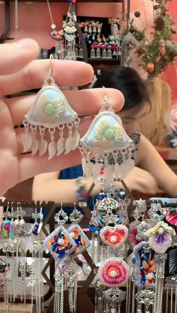 织绣云织谣民族风精美饰品   356