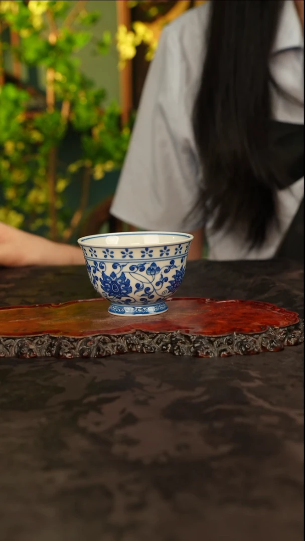青花手绘缠枝莲主人杯