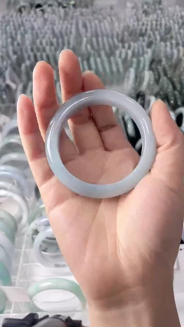 翡翠手镯未镶嵌晴水