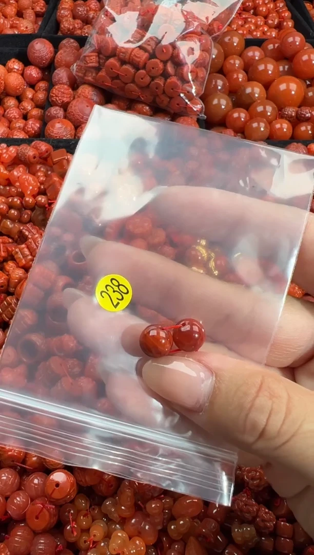 南红玛瑙未镶嵌颈饰1