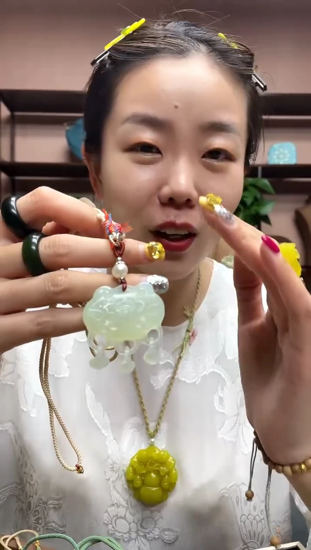 岫玉未镶嵌吊坠·