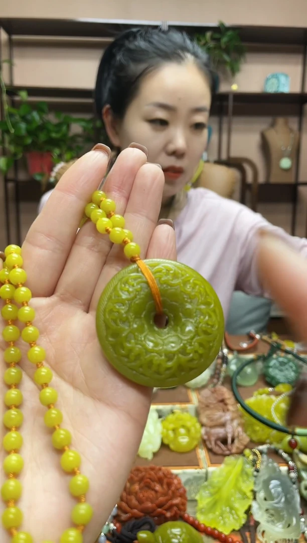 未镶嵌蛇纹石玉颈饰·