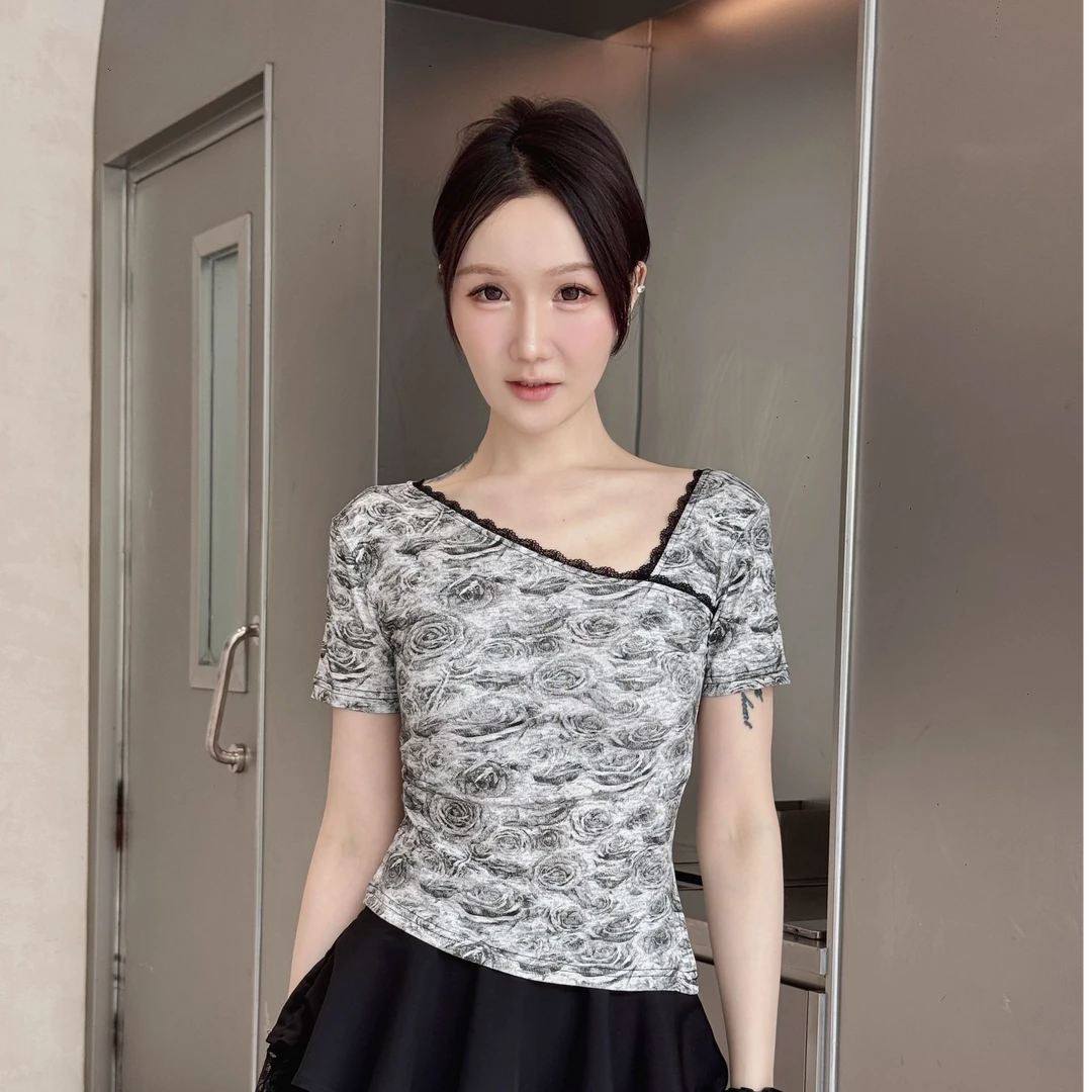 歪领玫瑰印花黑边弹力棉女修身显瘦设计性感显瘦束腰多穿短款T恤