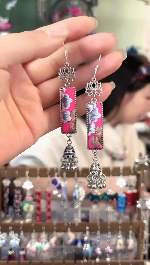 彩云南阁非遗老绣苗银饰品540