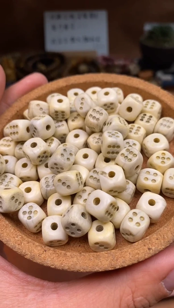 【闪购商品】牛骨其他P631-原色骰子4个-有棕裂