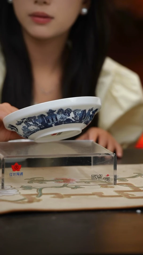 1个微瑕古典园林7英寸带盖合和器身