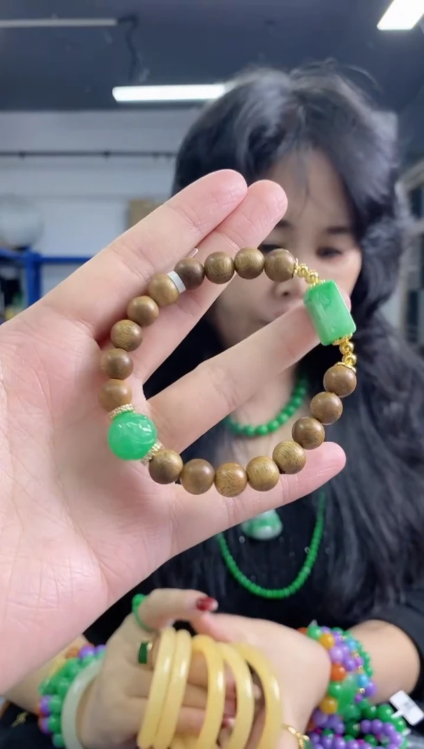 未镶嵌手链翡翠闪购链接未镶嵌多样性发其一，颜色微差