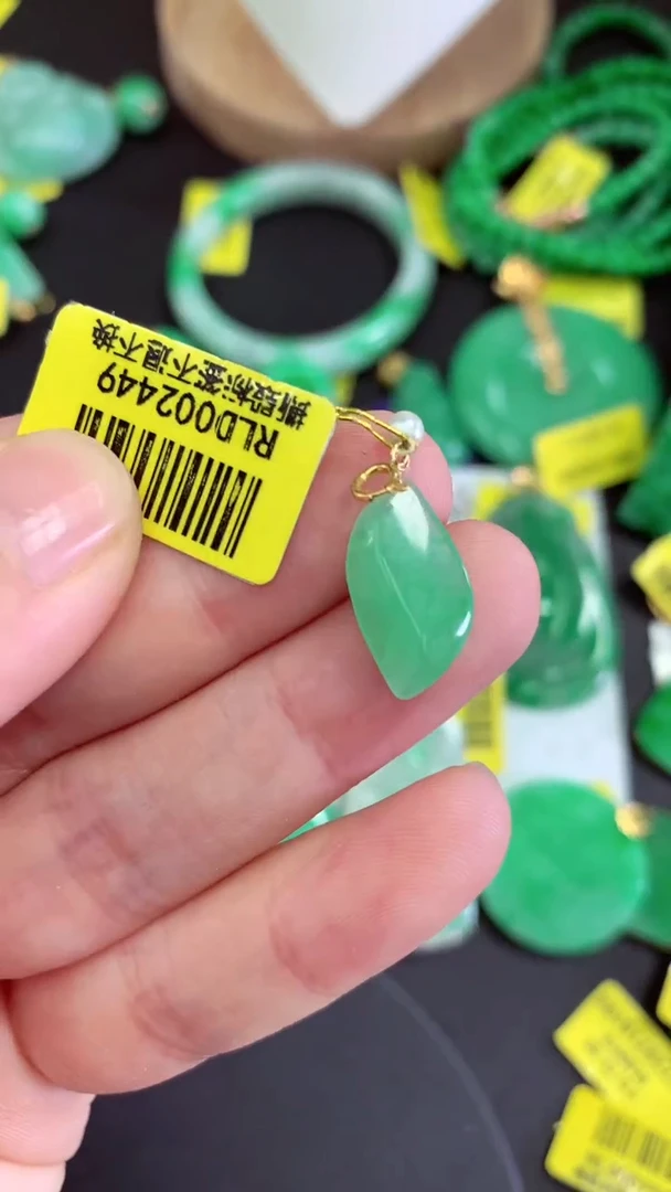 吊坠(不含链)18K金镶嵌翡翠挂件