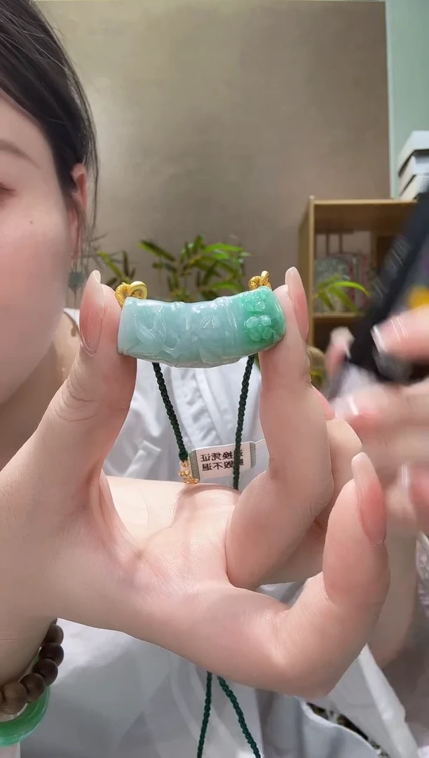翡翠未镶嵌颈饰吊坠