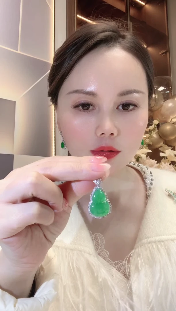 【闪购商品】翡翠吊坠(不含链)18K金镶嵌F109
