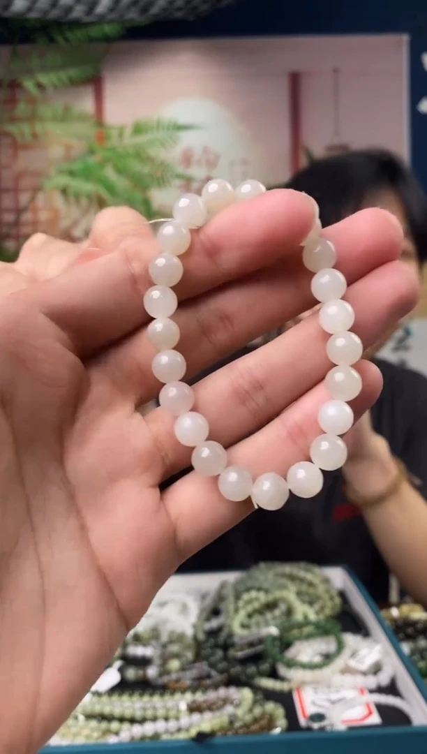 和田玉未镶嵌颈饰一物一拍