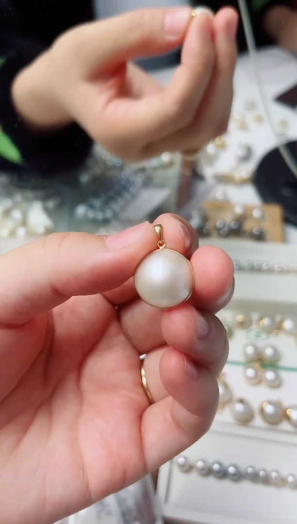 18K金镶嵌颈饰拼合珍珠（马贝珠）瓜子扣