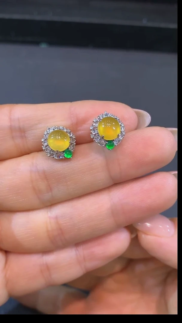 18K金镶嵌翡翠耳饰耳钉