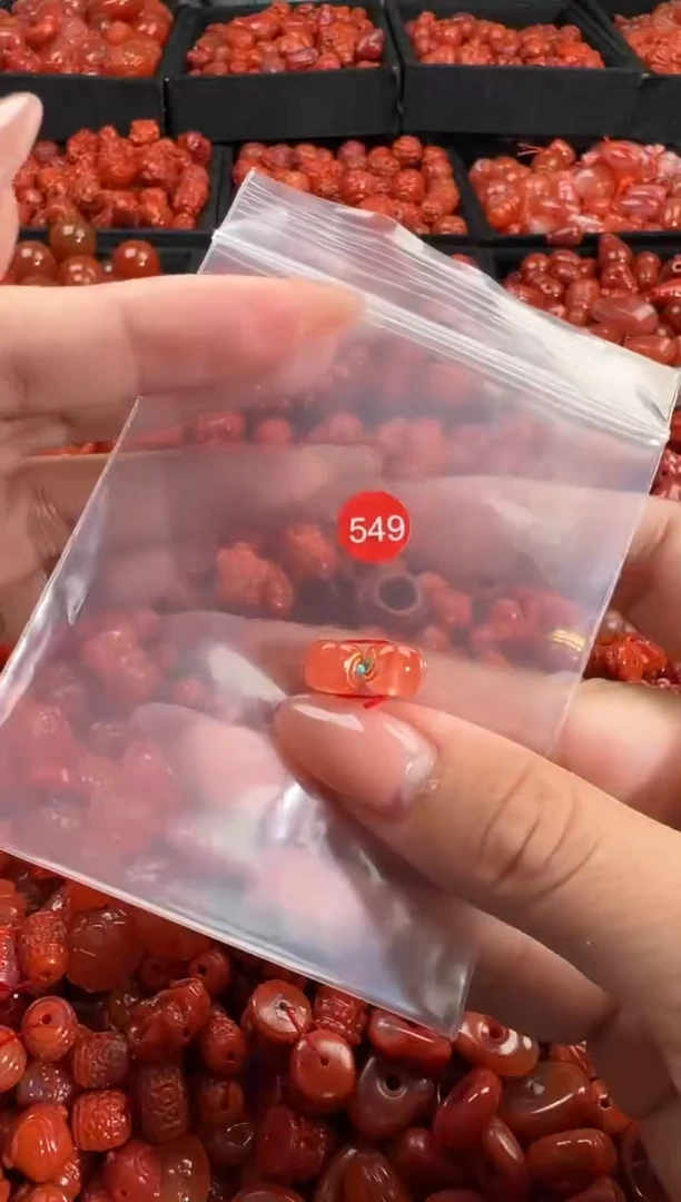 南红玛瑙未镶嵌颈饰1