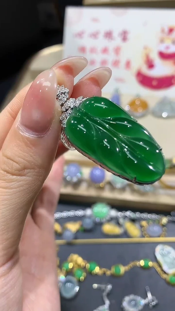 【闪购商品】翡翠吊坠(不含链)18K金镶嵌10团购